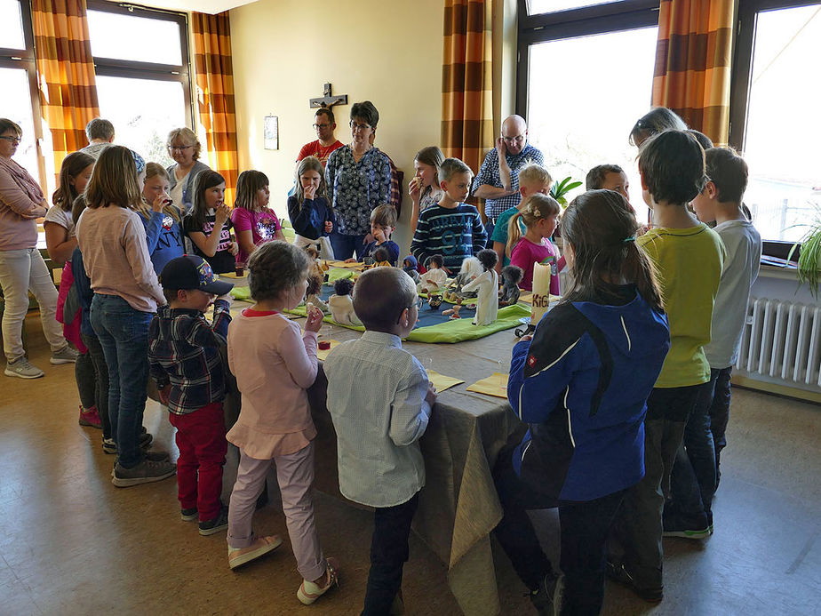 Kinderkarfreitagsliturgie im Gemeindezentrum (Foto: Karl-Franz Thiede)